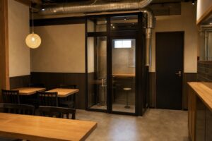 飲食店の受動喫煙対策として客席から区画された喫煙室と換気設備